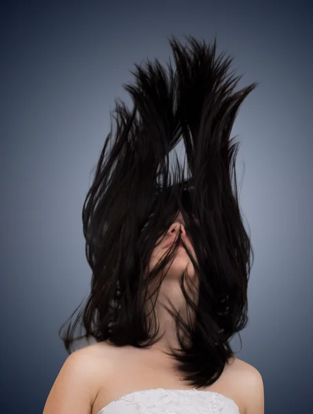 Красивая девушка с трепещущими волосами — стоковое фото
