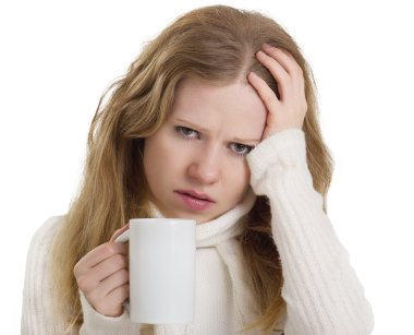 grip ve baş ağrısı ile izole çay bir fincan genç kadınla