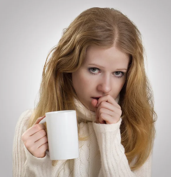 Girl sick with the flu coughs, a mug of tea — Stock Photo, Image