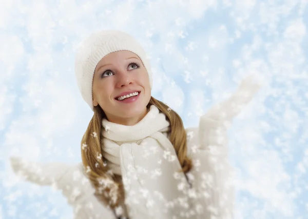 Krásná šťastná dívka s sněhové vločky na zimní pozadí — Stock fotografie
