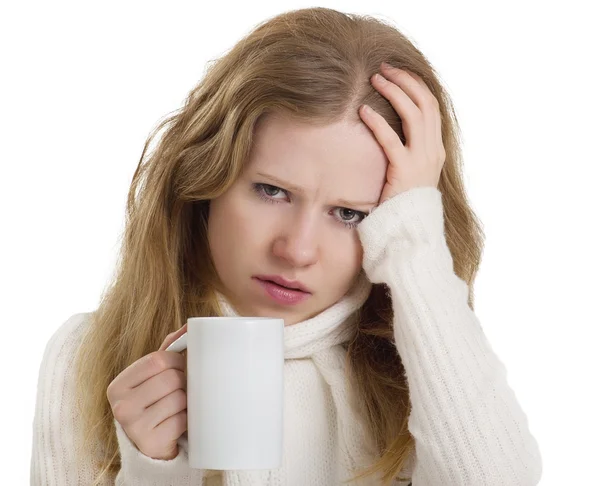 Junge Frau mit Grippe und Kopfschmerzen mit einer Tasse Tee isoliert — Stockfoto
