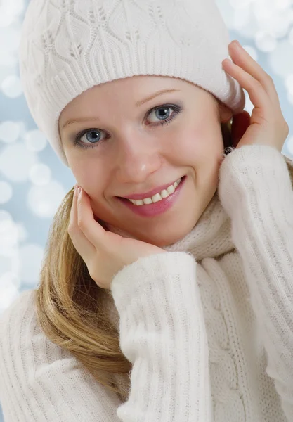 Krásná šťastná mladá žena venku v zimě — Stock fotografie