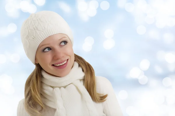 Hermosa mujer joven feliz en un sombrero de invierno y bufanda —  Fotos de Stock