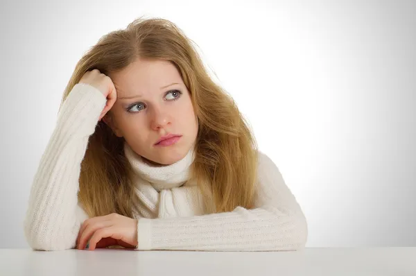 Smutná dívka sedící rozcuchanou hlavu na ruce, podpírající — Stock fotografie
