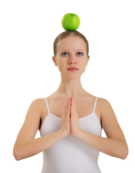 Młoda kobieta medytacji z jabłkiem na głowie na białym tle — Zdjęcie stockowe