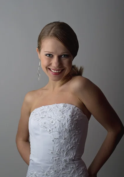 Mooie jonge vrouw lachen in een elegante witte korset isolat — Stockfoto