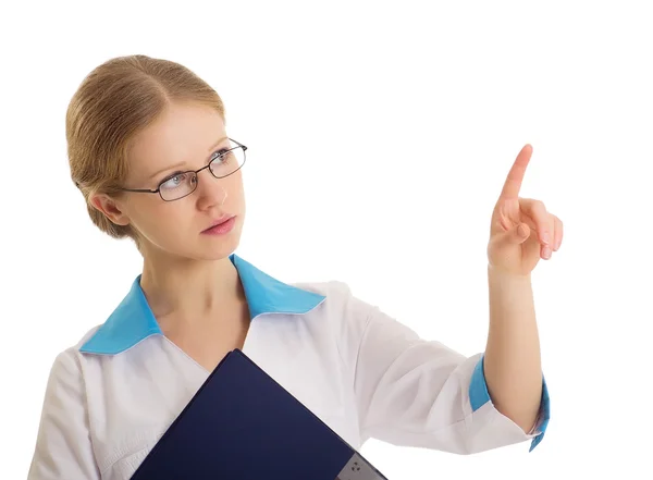 Γυναίκα γιατρός πιέζει σε ένα εικονικό κουμπί ή δείχνει ένα άδειο λευκό — Φωτογραφία Αρχείου