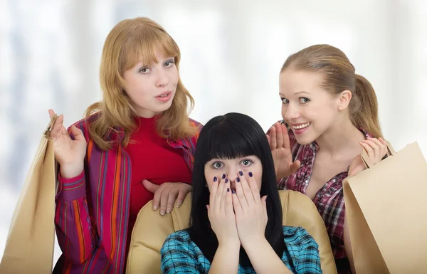Drie meisjes vriendinnen over winkelen — Stockfoto