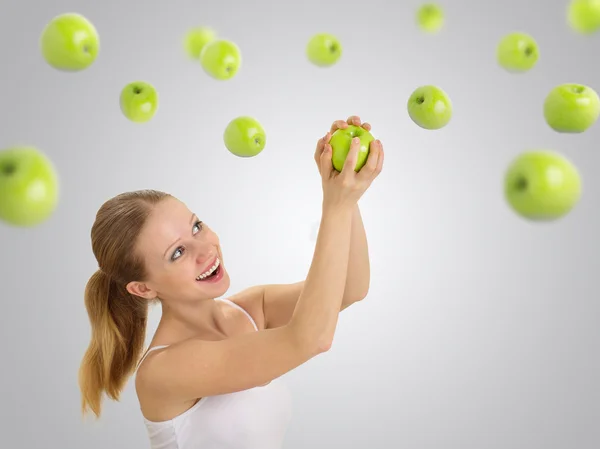 Menina bonita escolhe uma dieta vegetariana saudável, verde o appl — Fotografia de Stock