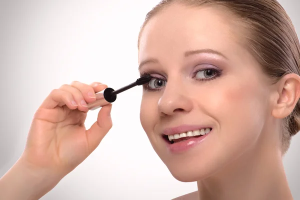 Schönheit Mädchen malt die Wimpern Make-up Wimperntusche — Stockfoto