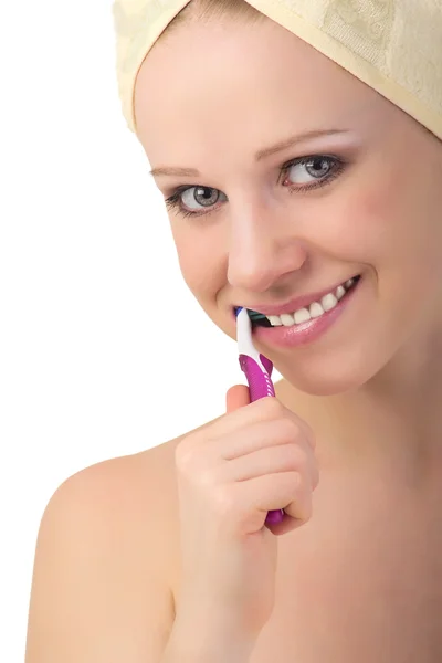 Ragazza sana in un asciugamano pulisce i denti con uno spazzolino da denti — Foto Stock