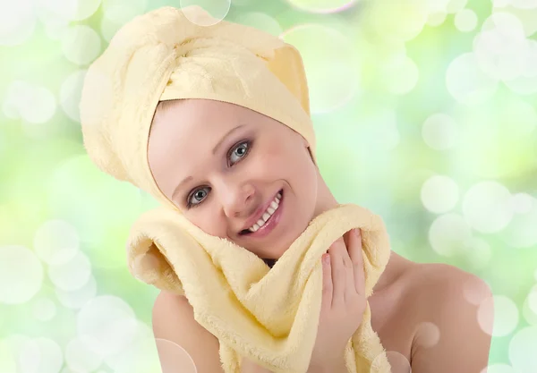Menina saudável bonita com toalhetes de pele amarela com uma toalha macia — Fotografia de Stock