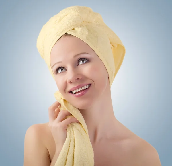 Wanita muda cantik yang sehat menyeka kulit dengan handuk kuning — Stok Foto