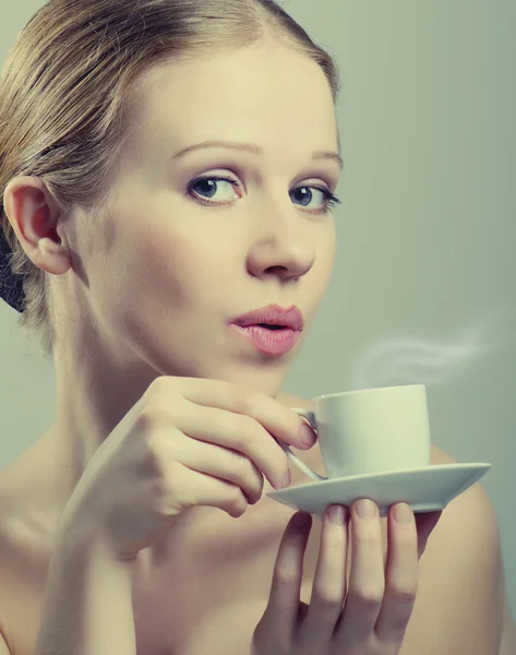 Vacker flicka njuter av en kopp kaffe — Stockfoto