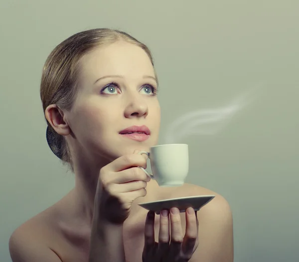 Beleza jovem mulher desfrutando de uma xícara de café — Fotografia de Stock