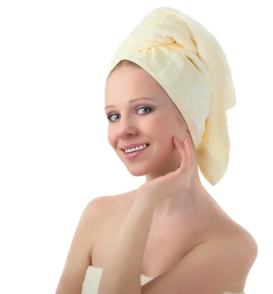 Schöne gesunde junge Frau in einem sauberen Handtuch isoliert — Stockfoto