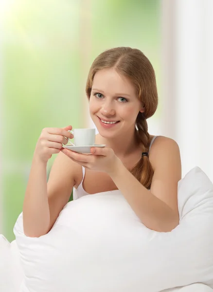 Menina bonita beber café na cama — Fotografia de Stock