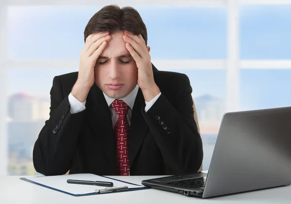 Jonge zakenman onder stress, vermoeidheid en hoofdpijn — Stockfoto
