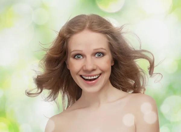 Bella ragazza allegra con i capelli fluenti ride sul ba verde — Foto Stock