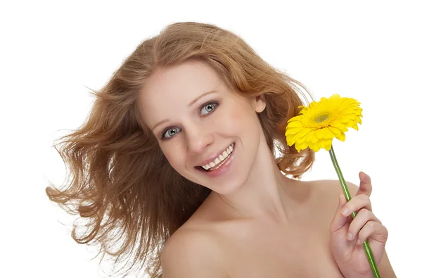 Mooie jonge vrouw met stromen haar met een gele gerbera fl — Stockfoto