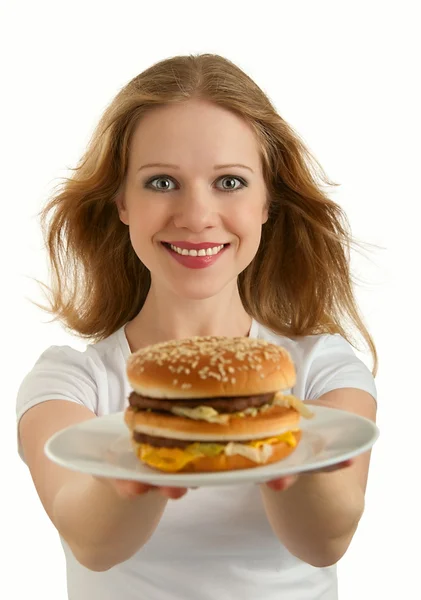 Atrakcyjna dziewczyna trzyma się płyty fast food, hamburger isolat — Zdjęcie stockowe