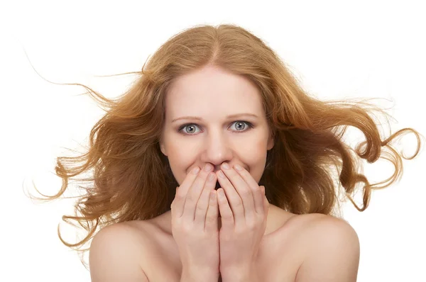 Vacker förvånad ung kvinna med flödande hår chockade öppen m — Stockfoto
