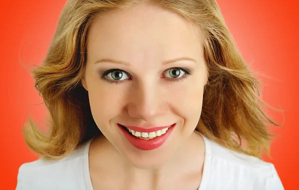 Lachende gezicht van mooi meisje met haar haren close-up op een rode b — Stockfoto