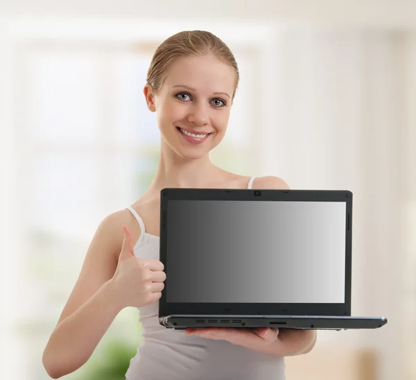Fiatal nő mutatja a laptop-val üres hely a képernyőn — Stock Fotó