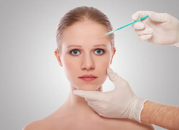 Kosmetische Injektion von Botox auf die Stirn des weiblichen Gesichts — Stockfoto