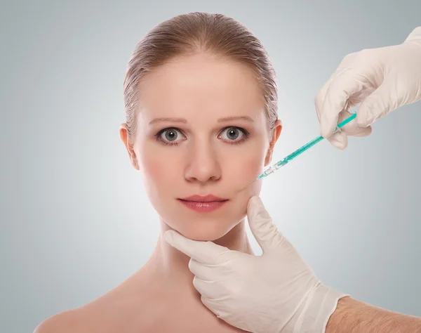 Injection cosmétique de botox sur le joli visage féminin — Photo