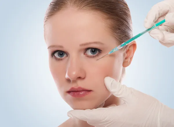 Kosmetische Injektion von Botox auf das weibliche Gesicht aus nächster Nähe — Stockfoto