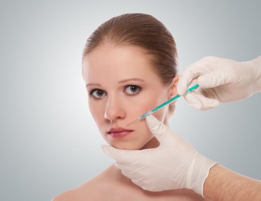 kadın yüzüne Botox kozmetik enjeksiyon