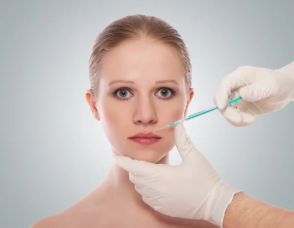 Injeção cosmética de Botox nos lábios rosto feminino em uma ba cinza — Fotografia de Stock