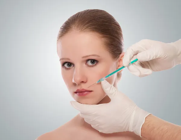 Inyección cosmética de Botox en la cara femenina — Foto de Stock