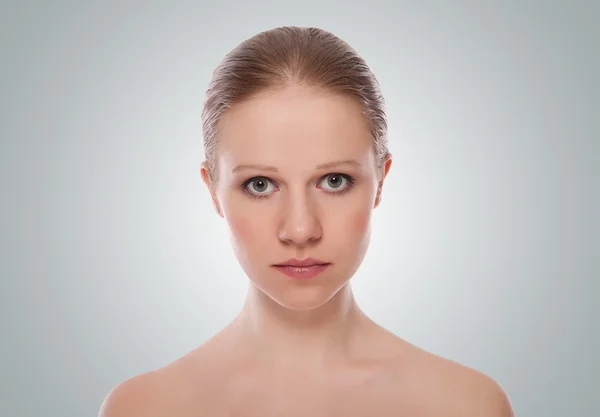 De zorg van de huid. Portret van een mooie jonge vrouw op een grijze backgro — Stockfoto