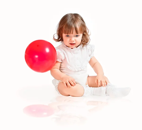 Liten flicka leker med bollar — Stockfoto