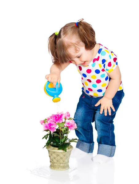 Pequena menina regando flores — Fotografia de Stock