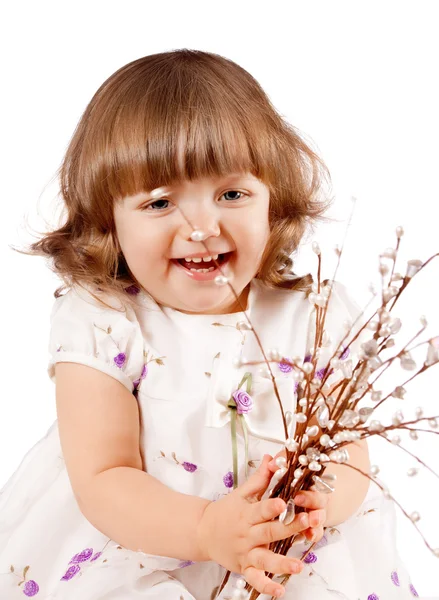 Krásná dívka drží willow na bílém pozadí — Stock fotografie
