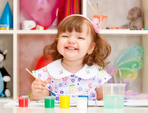 Little girl paints paints — Stock Photo, Image