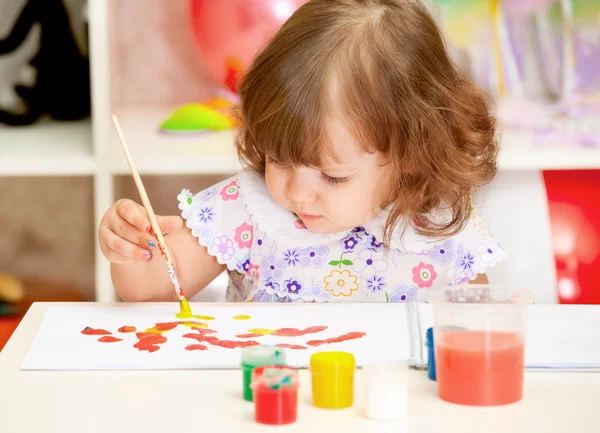 Küçük kız boya resim yapıyor. — Stok fotoğraf