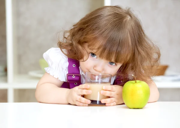 Küçük kız mutfakta havuç yemek — Stok fotoğraf