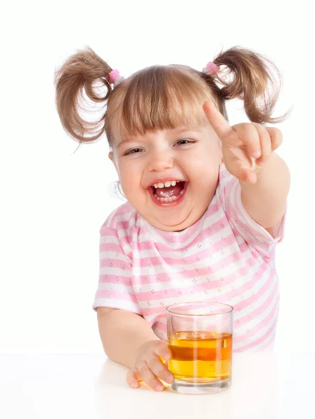 Bambina che beve succo di mela — Foto Stock