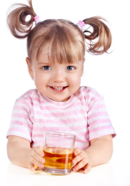 사과 주스를 마시는 어린 소녀 — 스톡 사진