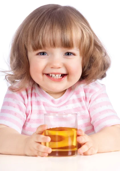 사과 주스를 마시는 어린 소녀 스톡 사진
