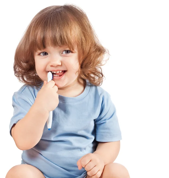Klein meisje borstels haar tanden, geïsoleerd — Stockfoto