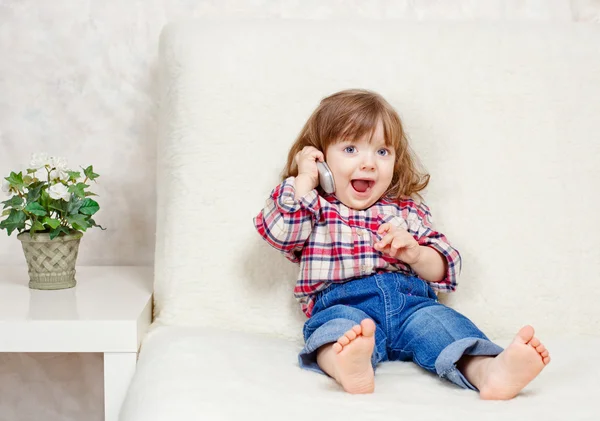 Mooi klein kind houdt een mobiele telefoon — Stockfoto