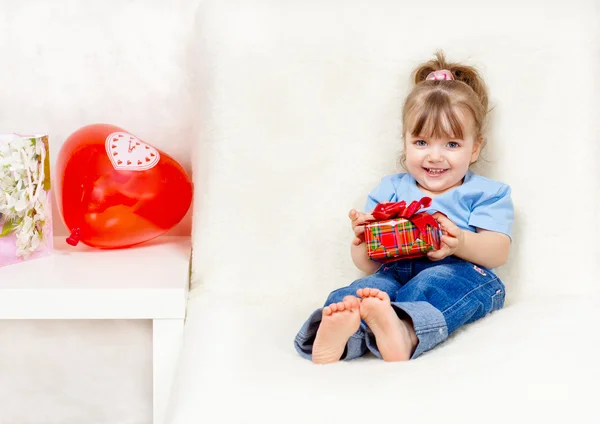 Hermosa chica sosteniendo un regalo — Foto de Stock