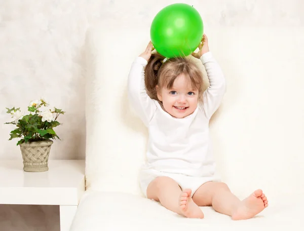 Портрет красивой маленькой девочки, держащей мяч — стоковое фото