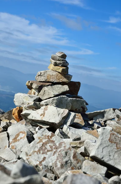 Primer plano de piedra hecho a mano en la cima de la montaña . —  Fotos de Stock