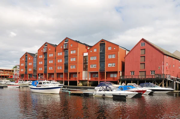 Restored warehouses on stilts over the river in Trondheim. — Stock Photo, Image